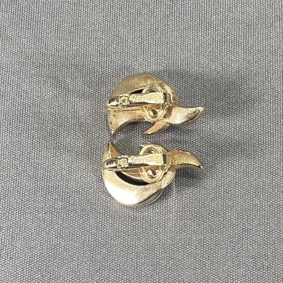 Vintage Crown Trifari Clip on Earrings Gold Tone Tall Swoop Signed - Picture 4 of 8